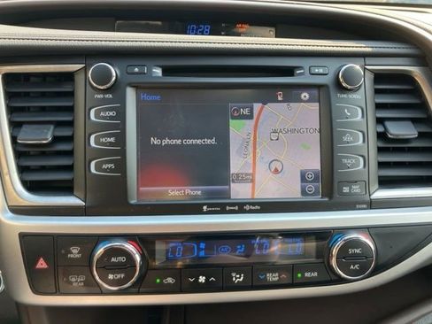 Used 2019 Toyota Highlander XLE image 18