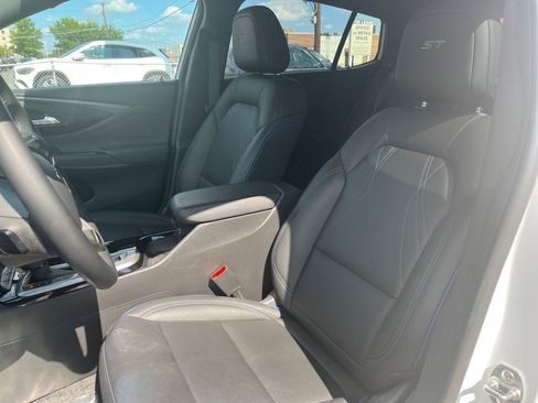 Used 2025 Buick Envista Sport Touring image 35
