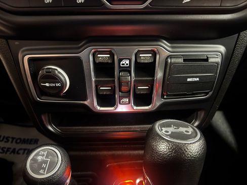 Used 2019 Jeep Wrangler Unlimited Sahara w/ Uconnect 4C Nav & Sound Group AWD/4WD image 38
