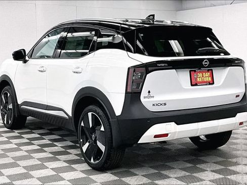 New 2026 Nissan Kicks SR w/ SR Premium Package FWD image 3
