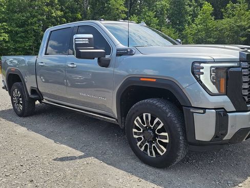 Used 2025 GMC Sierra 2500 Denali Ultimate w/ Max Trailering Package AWD/4WD image 3