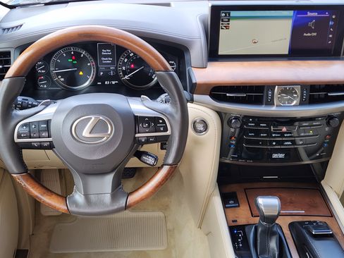 Used 2020 Lexus LX 570 4WD w/ Luxury Package image 32