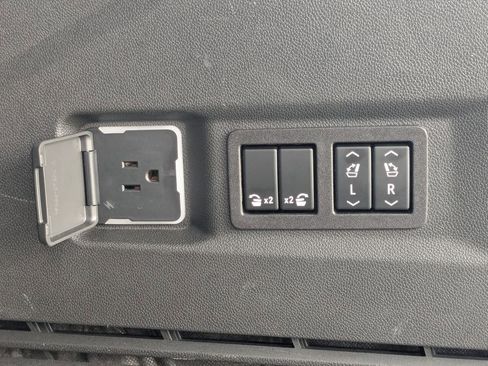 Used 2023 GMC Yukon Denali Ultimate w/ LPO, Floor Liner Package AWD/4WD image 15