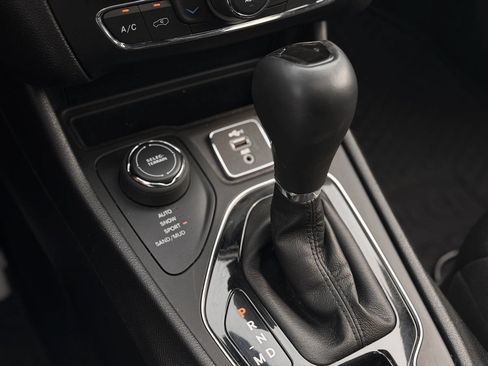 Used 2020 Jeep Cherokee Latitude Plus AWD/4WD image 18