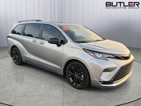 Certified 2025 Toyota Sienna XSE FWD image 8