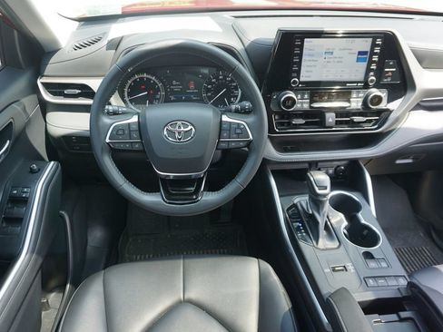 Used 2021 Toyota Highlander XLE FWD image 6