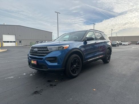 Used 2022 Ford Explorer XLT image 3