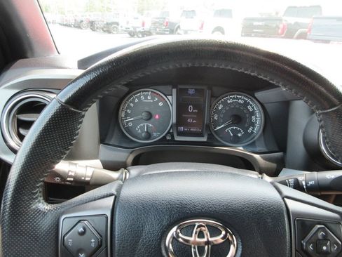 Used 2019 Toyota Tacoma TRD Sport AWD/4WD image 31