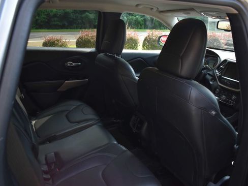 Used 2018 Jeep Cherokee Limited AWD/4WD image 45