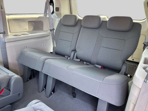 Used 2010 Chrysler Town & Country LX w/ PWR Convenience Group FWD image 10