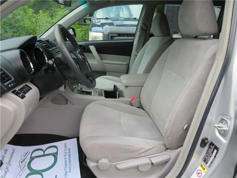 Used 2011 Toyota Highlander 4WD w/ Cold Weather Pkg image 3