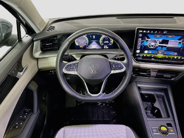 Certified 2025 Volkswagen Tiguan SE FWD image 21