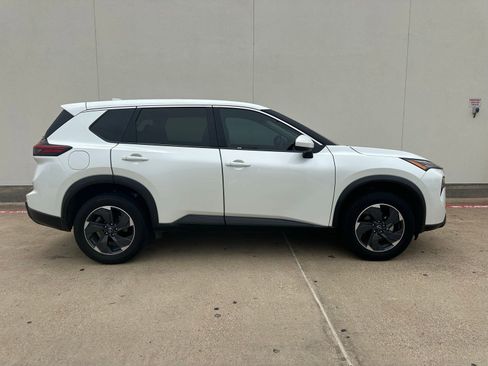 Used 2024 Nissan Rogue SV FWD image 8