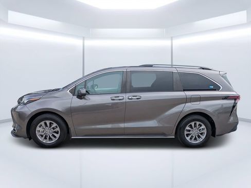 Used 2024 Toyota Sienna XLE FWD image 6