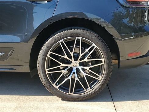 Used 2024 Porsche Macan image 8