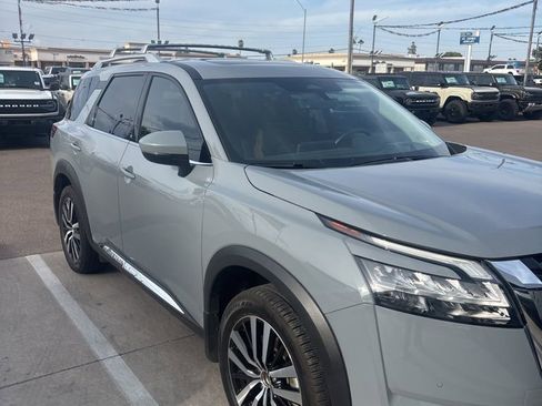 Used 2024 Nissan Pathfinder Platinum image 10