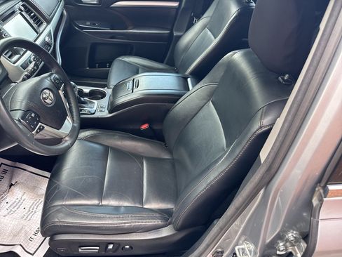 Used 2016 Toyota Highlander XLE AWD/4WD image 18