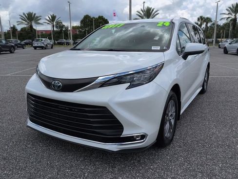 Certified 2024 Toyota Sienna XLE FWD image 8