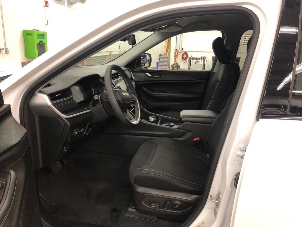 Used 2024 Jeep Grand Cherokee Laredo AWD/4WD image 14