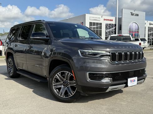 Used 2025 Jeep Wagoneer Series II AWD/4WD image 2