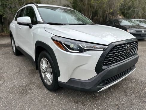 Used 2022 Toyota Corolla Cross LE image 2