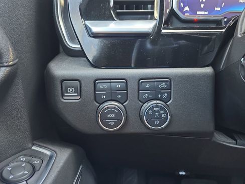 Used 2022 Chevrolet Silverado 1500 High Country image 22