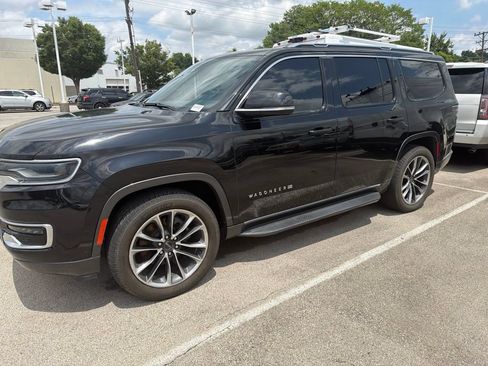 Used 2022 Jeep Wagoneer Series II w/ Premium Group I AWD/4WD image 2