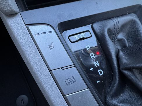 Used 2018 Hyundai Elantra Limited image 31