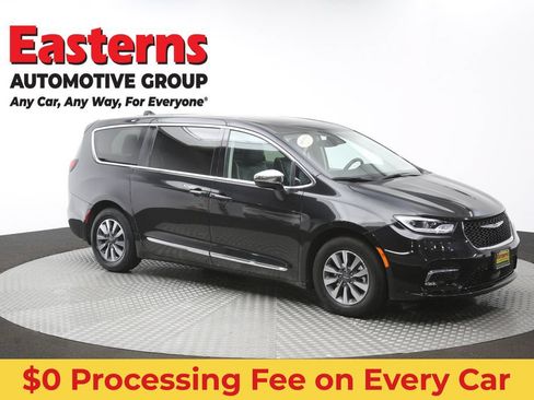 Used 2023 Chrysler Pacifica Limited FWD image 52