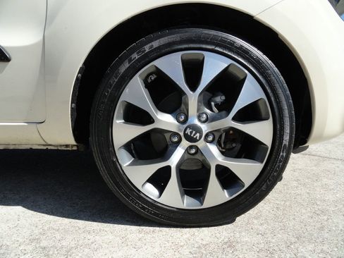 Used 2013 Kia Soul ! w/ Premium Pkg image 32