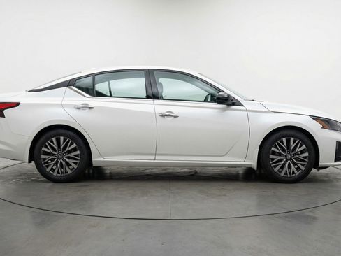 Used 2025 Nissan Altima 2.5 SV FWD image 9