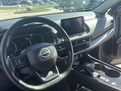 Used 2025 Nissan Rogue SV FWD image 9