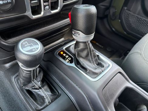 Used 2023 Jeep Wrangler Unlimited Sahara AWD/4WD image 16