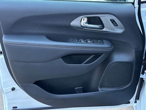 New 2026 Chrysler Pacifica Select image 9
