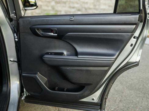 Certified 2025 Toyota Highlander XLE image 17