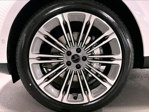 New 2026 Land Rover Range Rover Long Wheelbase SE image 10