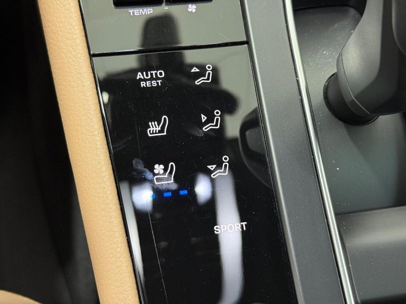 Certified 2025 Porsche Macan AWD/4WD image 24