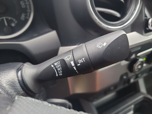 Used 2020 Toyota Tacoma SR5 RWD image 30