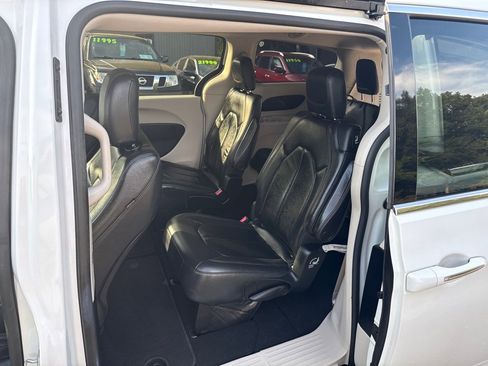 Used 2017 Chrysler Pacifica Touring-L w/ Tire & Wheel Group image 11