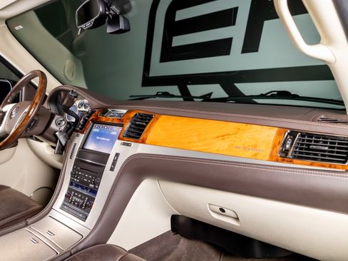 Used 2014 Cadillac Escalade Platinum image 31