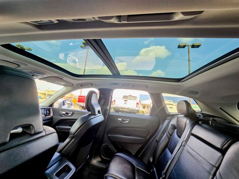 Used 2021 Volvo XC60 T5 Momentum w/ Premium Package image 19