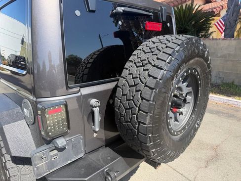 Used 2017 Jeep Wrangler Unlimited Sahara AWD/4WD image 11
