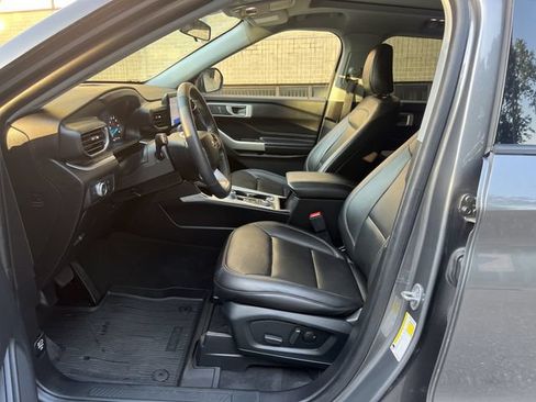 Used 2022 Ford Explorer XLT w/ Equipment Group 202A AWD/4WD image 8