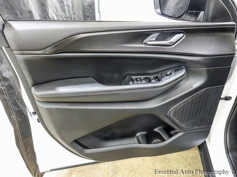 Used 2023 Jeep Grand Cherokee Laredo image 17