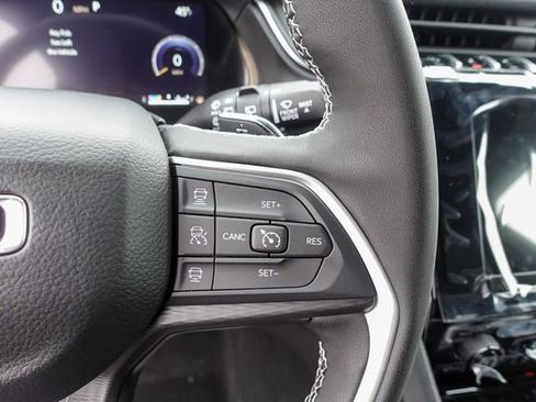 New 2025 Jeep Grand Cherokee Altitude image 17