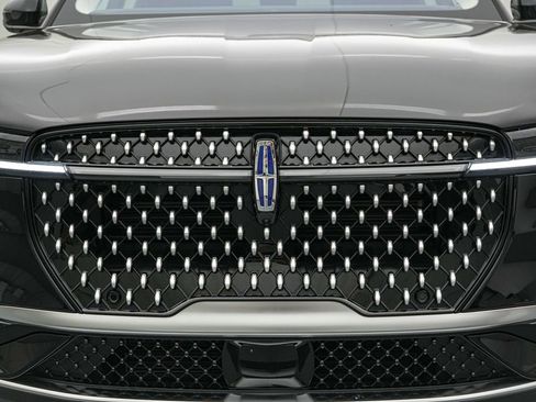 Used 2025 Lincoln Nautilus Premier AWD/4WD image 12