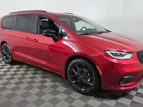 New 2026 Chrysler Pacifica Select image 1