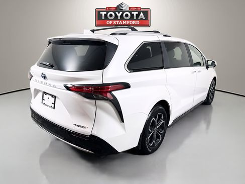 Certified 2025 Toyota Sienna Platinum image 7