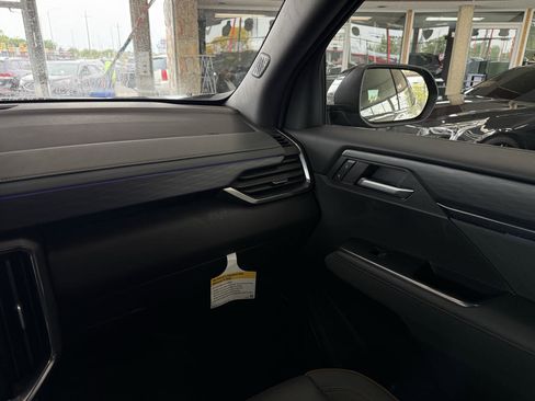 Used 2024 GMC Acadia AT4 w/ Luxury Package AWD/4WD image 40