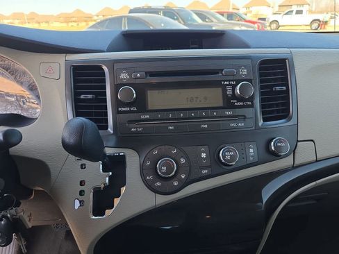 Used 2014 Toyota Sienna L image 23